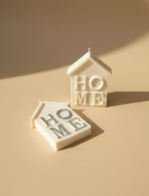 הֵיים (HOME) – נר סויה בעבודת יד בצורת בית