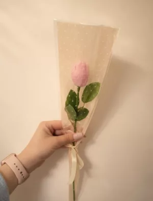 פְּרִיחָה (BLOOM) – נר סויה בעבודת יד בצורת פרח